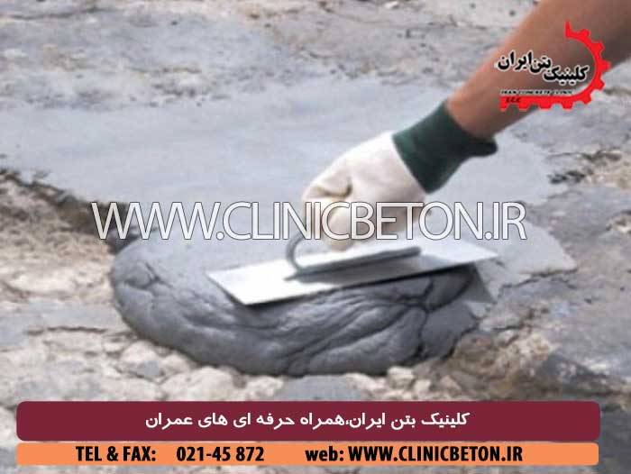  و بازتاب بتن به این نیروهای درونی به صورت تکیدگی (جمع شدگی) نمایان می شود.
این مکانیزم تکیدگی فقط در منافذ با اندازه مشخص (بین 5 تا 50 نانومتر) روی می دهد. در منافذ بزرگتر از 50 نانومتر نیروی کشش آب کوچکتر از آن است که سبب تکیدگی شود و در منافذ کوچکتر از 5 نانومتر نیز سطح مقعر نمی تواند تشکیل شود. به دلیل آنکه در رطوبت های نسبی کمتر از 45% سطح مقعر شکل پایدار نیست، بنابراین کشش های مویینه نمی توانند در چنین رطوبت هایی پدید آیند.
ب-کاهش فشار جداکننده (دور کننده)
صرف نظر از اینکه رطوبت نسبی چقدر باشد، آب به سطح سیلیکات کلسیم هیدراته (C-S-H) جذب می شود و با افزایش رطوبت، ضخامت این لایه آب نیز بیشتر می شود. در ساختار C-S-H نیروهای بین مولکولی واندروالس ذرات مجاور را به سمت خود می کشند و سطوح مجاور را به همدیگر نزدیک می کنند. جذب شدن آب به سطوح C-S-H یک فشار جدا کننده (دور کننده) پدید می آورد. این فشار جدا کننده (دور کننده) به دلیل چیدمان جهت دار مولکول های آب در لایه به بند کشیده شده است. با افزایش ضخامت لایه آب جذب شده به سطح بین ذرات (یعنی افزایش رطوبت نسبی)، فشار جدا کننده (دورکننده) نیز افزایش می یابد تا جاییکه به نیروی جاذبه واندروالس بین ذرات چیره شود و ذرات را از یکدیگر دور کند. زمانی که ذرات از یکدیگر دور شوند، سیلیکات کلسیم هیدراته باد می کند. سیلیکات کلسیم هیدراته در روند آبگیری در یک حالت باد کرده شکل می گیرد و ریز حفرات آن با آب پر می شوند. با خشک شدن خمیر سیمان و کاهش لایه آب جذب شده به سطح بین ساختار لایه ای سیلیکات کلسیم هیدراته، نیروهای واندروالس افزایش می یابند و ذرات را به سوی یکدیگر می کشند و حجم خمیر سیمان کاهش می یابد و سبب تکیدگی می شود. نمایی از تاثیر کاهش فشار جدا کننده (دور کننده) بر تکیدگی (جمع شدگی) در شکل 6-6 نشان داده شده است. فشار جدا کننده (دور کننده) مانند کشش مویینه، تا رطوبت نسبی حدود 45% نقش پر رنگی در تکیدگی ناشی از خشک شدن دارد. زیرا آب بین لایه ای که به صورت لایه تک مولکولی آب در ساختار سیلیکات کلسیم هیدراته وجود دارد به دلیل درگیری نزدیک با سطوح جامد و پر پیچ و خم بودن راه عبور آب از میان شبکه مویینگی، فقط در خشک شدگی شدید می تواند از سیستم خارج شود.
ج-انرژی آزاد سطحی
در رطوبت های نسبی خیلی کم (کمتر از 45%) که کشش مویینه و فشار جدا کننده نقشی در تکیدگی ناشی از خشک شدن ندارند، گمان بر این است که تغییر انرژی سطحی دلیل این نوع تکیدگی باشد. ذرات جامد تحت اثر فشار ناشی از انرژی سطحی قرار دارند (مشابه کشش سطحی آب در یک قطره) و با جذب آب به سطح ذرات جامد، اندازه این فشار کاهش می یابد. به بیان دیگر با از دست دادن آب تک لایه ای جذب شده به سطح سیلیکات کلسیم هیدراته، انرژی آزاد سطحی به شدت افزایش می یابد و فشار کاهنده حجم در ذرات افزایش چشم گیری پیدا می کند.
مکانیزم عملکرد و مواد تشکیل دهنده افزودنی های حجم زا
منبسط کننده ها از نوع افزودنی های با عملکرد شیمیایی هستند و بر ساختار بخشی از محصولات آبگیری سیمان تاثیر می گذارند در حالیکه گازسازها و کف زاها دارای عملکرد فیزیکی هستند و تاثیری برآبگیری سیمان و روند آن ندارند.
1- منبسط کننده
مکانیزم عملکرد و افزایش حجم افزودنی های منبسط کننده مانند سیمان منبسط شونده، تشکیل محدود و کنترل شده ی اترینگایت پس از گیرش سیمان (حالت جامد) است. تشکیل بلورهای سوزنی شکل اترینگایت به دلیل تخلخل زیاد ناشی از چیدمان درهم و نامنظم آنها، سبب افزایش حجم یا حجم زایی می شود.
نکته - اترینگایت که نوعی سولفوآلومینات کلسیم است، در خمیر همه سیمان های پرتلند یافت می شود زیرا سولفات موجود در سنگ گچی که در کارخانه سیمان به منظور کنترل زمان گیرش و بهبود روند کسب مقاومت همراه با کلینکر آسیاب می شود یا سولفات موجود در مواد افزودنی یا مواد کمک سیمانی، در همان چند ساعت اولیه پس از اختلاط سیمان و آب با آلومینات های سیمان واکنش و تشکیل اترینگایت می دهند. این اترینگایت (با سطح مقطعی کمتر از یک میکرومتر) به نام اترینگایت اولیه شناخته می شود. اترینگایتی که در این مرحله (حالت خمیری) و پیش از گیرش تولید می شود نقشی در افزایش حجم بتن یا خمیر سخت شده ندارد. افزودنی های منبسط کننده برپایه کلسیم سولفوآلومینات (CSA)، در واکنش با آب تشکیل اترینگایت می دهند و منبسط می شوند. این افزودنی ها در فاز مایع و خمیری سیمان تقریباً اترینگایتی تولید نمی کنند. ترکیب C3AH13 پدید می آورند. مونوسولفات با گچ واکنش نشان می دهد و بلورهای سوزنی شکل اترینگایت را به وجود می آورد. مونوسولفات نقشی در ایجاد انبساط ندارد و حجم زایی مربوط به تشکیل اترینگایت است.
سیمان منبسط شونده و افزودنی های منبسط کننده که برای ساخت "بتن با تکیدگی (جمع شدگی) جبران شده" به کار می روند، نقشی در کنترل مکانیزم های تکیدگی ناشی از خشک شدن خمیر سیمان و بتن ندارند و در حقیقت پیامد این پدیده یعنی ایجاد ترک ناشی از تکیدگی را برطرف می کنند.
بتن با تکیدگی (جمع شدگی) جبران شده طبق تعریف "بتنی است که چنانچه با میلگرد یا دیگر قیود درونی و بیرونی، به گونه ای مناسب مقید شده باشد به اندازه مقدار مورد انتظار تکیدگی ناشی از خشک شدن یا اندکی بیشتر از آن، منبسط می شود. تکیدگی ناشی از خشک شدن در چنین بتنی باعث می شود که بخشی از این کرنش های انبساطی کاهش یابد ولی در حالت ایده آل بخشی از این انبساط در بتن باقی می ماند که از پدید آمدن ترک های ناشی از تکیدگی جلوگیری می کند". به بیان دیگر، در هنگام منبسط شدن بتن مقید شده، تنش های فشاری در آن پدید می آید که با تکیدگی ناشی از خشک شدن، اندازه این تنش ها کاهش می یابد ولی در حالت ایده آل، مقداری فشار در بتن باقی می ماند و از خطر پدید آمدن ترک های تکیدگی جلوگیری می کند. در زمانی که بتن دارای سیمان منبسط شونده یا افزودنی منبسط کننده گیرش می یابد و مقاومت کسب می کند، با میلگرد پیوند برقرار می کند و در صورت وجود آب کافی برای عمل آوری، شروع به انبساط می کند. پیوستگی بتن به فولاد سبب می شود که انبساط بتن که با فولاد مقید شده است، باعث ایجاد کشش در فولاد شود و خود بتن تحت فشار قرار گیرد. در پایان دوره عمل آوری مرطوب، هنگامی که عضو در شرایط خشک شدن قرار می گیرد مانند بتن معمولی دچار تکیدگی می شود. تکیدگی پیش از آنکه تنش کششی در بتن پدید آورد، ابتدا پیش فشردگی را آزاد می کند و در انتها ممکن است تنش کششی ناچیزی به بتن وارد کند که از مقاومت کششی بتن کمتر است و بنابراین، خطر ایجاد ترک تکیدگی کاهش می یابد. شاید به دلیل همین ویزگی رفتاری است که گروهی به جای عبارت "بتن با تکیدگی جبران شده" از عبارت
"بتن با تنش تکیدگی جبران شده" استفاده می کنند.
نکته - نوع دیگری از افزودنی های منبسط کننده که مکانیزمی به جز تولید کنترل شده اترینگایت دارند، افزودنی های برپایه اکسایش ذرات بسیار ریز آهن هستند. از آنجا که محصولات حاصل از اکسایش حجم بیشتری از ذرات فلز دارند، اکسایش آنها سبب انبساط در بتن می شود. واکنش اکسایش پس از افزودن آب آغاز می شود و در اثر سخت شدن و کسب مقاومت خمیر سیمان از یک سو و کاهش دسترسی به رطوبت و اکسیژن از سوی دیگر، انبساط حاصله به تدریج متوقف می شود. افزودن ذرات ریز فلزات به همراه یک عامل اکسایشگر (اکسید کننده) نقشی در کنترل مکانیزم های تکیدگی ناشی از خشک شدن ندارد بلکه با افزایش حجم در بتن سخت شده، این تکیدگی را جبران می کند.
نکته - از آنجا که قطعات بتن مسلح ساخته شده با سیمان منبسط شونده یا مواد منبسط کننده، در طول عمر بهره برداری تغییرات ابعادی ندارند یا تغییرات اندکی از خود نمایان می کنند گاهی به نادرستی، بتن (سیمان) با تکیدگی جبران شده را "بتن (سیمان) بدون تکیدگی" می نامند که می تواند سبب سوء تفاهم شود زیرا بتن ساخته شده با سیمان منبسط شونده یا دارای ماده منبسط کننده نیز مانند بتن معمولی و تقریباً به همان اندازه، در اثر از دست دادن رطوبت دچار تکیدگی می شود.2- گازسازها
مکانیزم کلی افزودنی های گازساز، تولید یا آزاد کردن حباب های گاز در مخلوط بتن تازه و در حین واکنش آبگیری و پیش از گیرش سیمان است. گازسازها دو مکانیزم کلی برای ایجاد گاز دارند. دسته ای از آنها مانند پودر آلومینیم با برخی از ترکیبات حاصل از فرآیند آبگیری سیمان واکنش شیمیایی نشان می دهند و گاز تولید می کنند و دسته ای دیگر در تماس با آب، هوای جذب شده به سطح خود را آزاد می کنند.
نکته - مکانیزم گازسازها کاملاً با مکانیزم هوازاها متفاوت است. هوازاها گاز تولید نمی کنند بلکه با پایدار کردن حباب های هوایی که در حین اختلاط در بتن پدید می آیند، حباب هوا ایجاد می کنند درحالیکه گازسازها، گاز یا هوا تولید می کنند.
بسته به نوع افزودنی گازساز و واکنش شیمیایی آن، ممکن است گاز هیدروژن، اکسیژن، نیتروژن یا هوا آزاد شود. پودر آلومینیم با هیدروکسید کلسیم موجود در خمیر تازه سیمان واکنش نشان می دهد و طبق فرمول زیر، گاز هیدروژن آزاد می کند.
2Al + 3Ca(OH)2 + 6H2O = 3CaO.Al2O3.6H2O + 3H2
اگر از آب اکسیژنه و هیپوکلراید کلسیم (پودر رنگبری) استفاده شود، واکنش حاصل از آن گاز اکسیژن تولید می کند. توجه شود که در اثر این واکنش، مقداری کلرید کلسیم نیز تولید خواهد شد که علاوه بر شتاب دهندگی واکنش آبگیری سیمان، خطر خوردگی و حمله کلریدی را در بتن مسلح افزایش می دهد که باید از کاربرد آن در بتن مسلح پرهیز شود. چنانچه افزودنی گازساز از نوع ترکیبات نیتروژن دار با حداقل یک پیوند N-N باشد، گاز حاصل از واکنش، گاز نیتروژن خواهد بود. آزاد شدن گاز نیتروژن به دلیل تجزیه این پیوند در اثر عملکرد عامل واکنشگر (مانند آلومینات ها یا نمک های مس) است.
انواع خاصی از کربن فعال یا کک سیال شده با مقدار رطوبت حدود 3% در تماس با آب، هوای جذب شده به سطوح خود را آزاد می کنند.
پودر آلومینیم در مقدار مصرف زیاد و گاهی همراه با یک پایدار کننده، مقدار زیادی گاز تولید می کند که از این شیوه برای ساخت قطعات پیش ساخته بتن سبک گازدار استفاده می شود.
3- کف زاها
مکانیزم ایجاد کف مواد کف زا به دو دسته تقسیم می شود. دسته اول آنهایی هستند که همراه با آب به مخلوط اضافه می شوند و با دور زیاد هم زده می شوند تا کف ایجاد کنند. دسته دوم مواد کف زا آنهایی هستند که برای تولید کف آماده به کار می روند. مواد کفزا پس از ترکیب با آب در دستگاه کف ساز تبدیل به کفی پایدار می شوند. کف آماده به طور جداگانه به ملات یا دوغاب سیمانی افزوده و مخلوط می شود.
مواد کف زا از پروتیین هیدرولیزه (آبکافته)، هیدروزیلات های پروتیین، یا مواد مصنوعی فعال در سطح (معمولاً از نوع آکلیل اریل سولفونات) تشکیل می شوند.
نکته - در مواردی، از افزودنی های هوازای قوی در مقادیر مصرف زیاد برای ساخت بتن و مصالح سبک استفاده می شود ولی باید توجه داشت که حداکثر هوای ایجاد شده در این حالت از 25% فراتر نخواهد رفت و جرم حجمی نیز حدود 1800 کیلوگرم در مترمکعب خواهد بود. در حالیکه مقدار تخلخل در بتن استفنجی باید حدود 70% باشد تا بتوان به جرم حجمی های کمتر از 700 کیلوگرم بر متر مکعب دست یافت که این موضوع تنها به کمک کف زاها دست یافتنی است.
کاربرد
افزودنی های حجم زا بسته به نوع و مقدار مصرف، برای افزایش حجم در بتن (یا ملات) تازه و مهار نشست خمیری، جبران جمع شدگی بتن (یا ملات) سخت شده و حذف ترک های تکیدگی خشک شدن، یا ایجاد انبساط کنترل شده در بتن (یا ملات) سخت شده مقید و اعمال پیش تنیدگی به کار می روند.
![افزودنی های حجم زای بتن