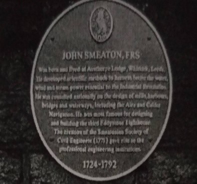 لوح منقوش بر روی ساختمانی در لیدز به یادبود جان اسمیتون (1792-1724)