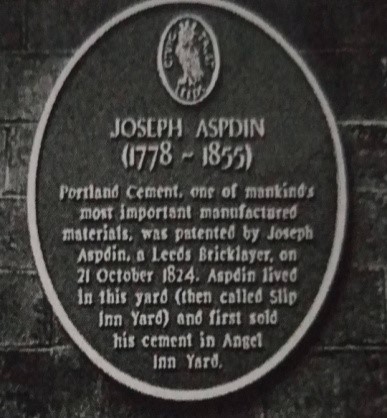 لوح منقوش بر روی ساختمانی در لیدز به یادبود جوزف اسپیدن (1855-1778)